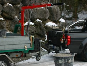 Montážní jeřáb s hydraulickým ramenem a hákem